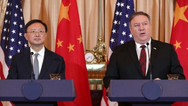 美国国务卿蓬佩奥和中国中央外事工作委员会办公室主任杨洁篪2018年11月9日在华盛顿举行记者会。（资料图片）