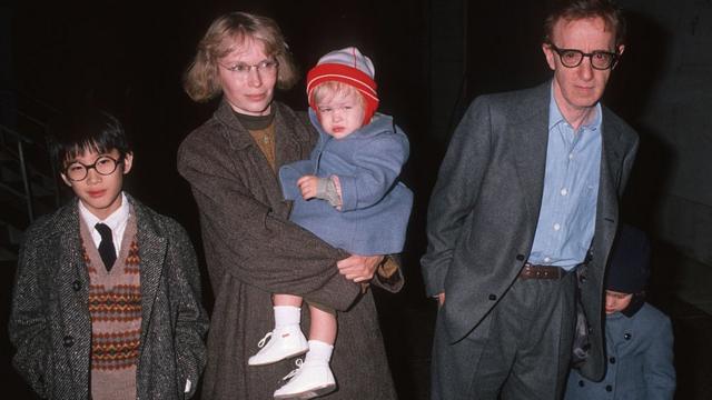Mia Farrow y Woody Allen con varios de sus hijos