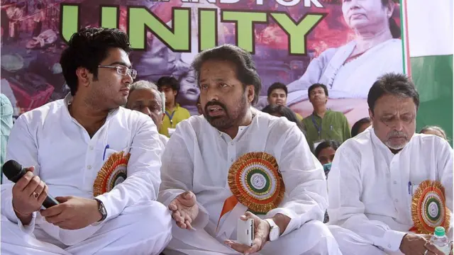 सुदीप बंदोपाध्याय (बीच में) और मुकुल रॉय (दाएं) के साथ अभिषेक बनर्जी