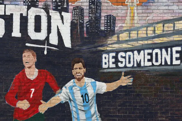 Une fresque murale représentant les footballeurs argentins Lionel Messi et portugais Cristiano Ronaldo, à l’approche de la Coupe du Monde de la FIFA 2026, le 3 juin 2026 à Houston, au Texas.