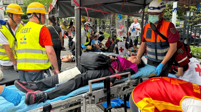 演習中一名人士躺在擔架上