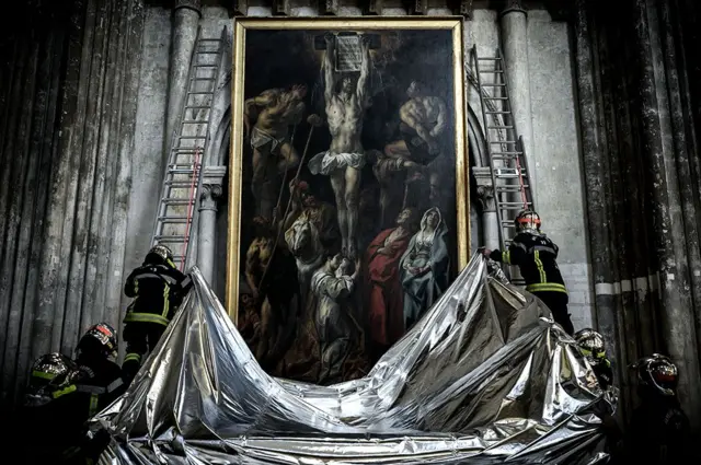 ఫ్రాన్స్‌లోనిబోర్డాక్స్‌లో ఉన్న సెయింట్ ఆండ్రూ కెథడ్రల్‌లో ప్రదర్శించిన కళాఖండాల రక్షణ కోసం నిర్వహించిన డ్రిల్‌లో అగ్నిమాపక సిబ్బంది ఓ భారీ చిత్రంపై దుప్పటి కప్పుతున్నారు.