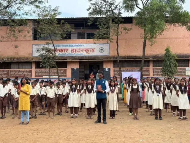 शाळांमध्ये जाऊन केला जाणारा संविधान संवाद 