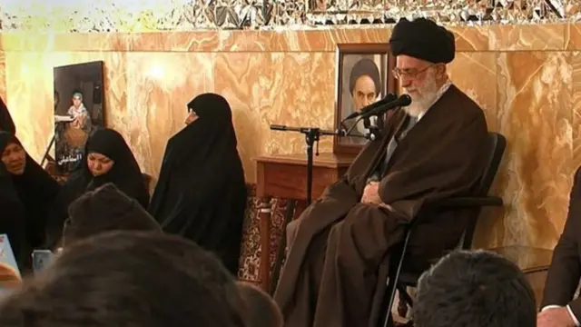 تصویری از دیدار سال گذشته آیتالله خامنهای با خانوادههای کشتهشدگان لشکر فاطمیون