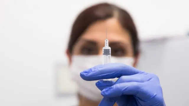 Mujer con vacuna china paracovid-19.