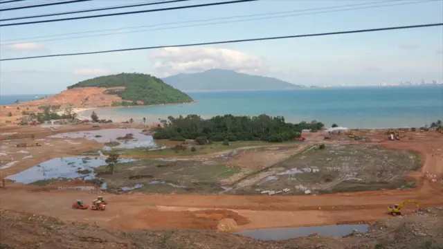 Hình ảnh công trường, nhìn từ cửa sổ tàu hỏa 