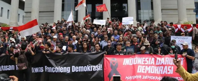Sejumlah guru besar, akademisi, aktivis '98, aktivis pro-demokrasi, mahasiswa, dan masyarakat sipil beri dukungan terhadap Putusan MK dengan mendatangi MK pada Kamis, 22 Agustus 2024