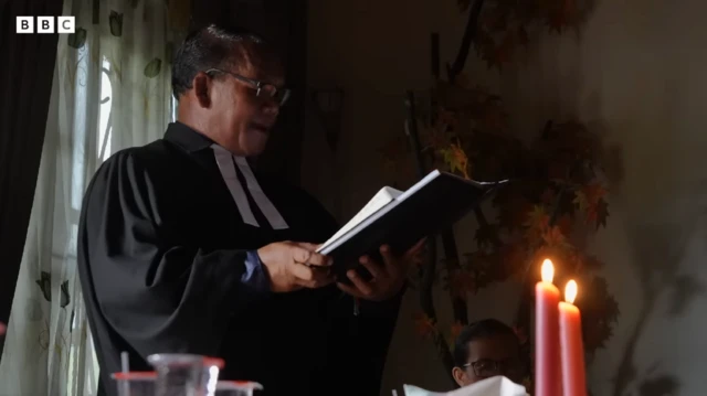 Pendeta Paten Sidabutar dalam kebaktian Minggu di salah satu rumah jemaatnya, Minggu (07/12).