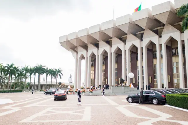 Le palais de l'Unité d'Etoudi (palais présidentiel du Cameroun) sera l'objet de toutes les convoitises en 2025