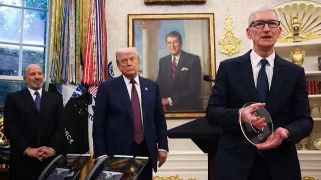 تیم کوک پس از اعلام سرمایه‌گذاری ۱۰۰ میلیارد دلاری، مجسمه‌ای شیشه‌ای به ترامپ اهدا کرد