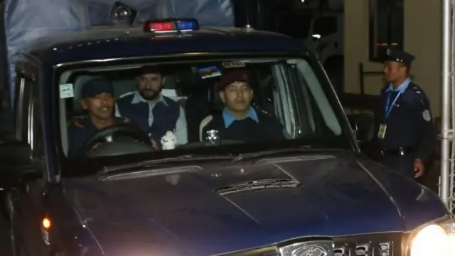 प्रहरीको गाडीमा रवि लामिछाने