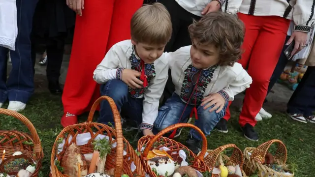 Хлопчики і великодні кошики