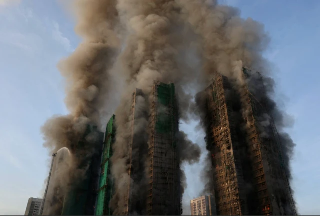 تصاویر بلاک‌های رهایشی در هانگ‌کانگ که دود از آنها در فضا بلند است 