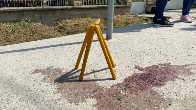 Свечи у забора школы