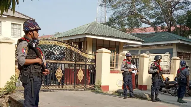 DMG ရုံးရှေ့က စစ်ကောင်စီရဲတပ်ဖွဲ့