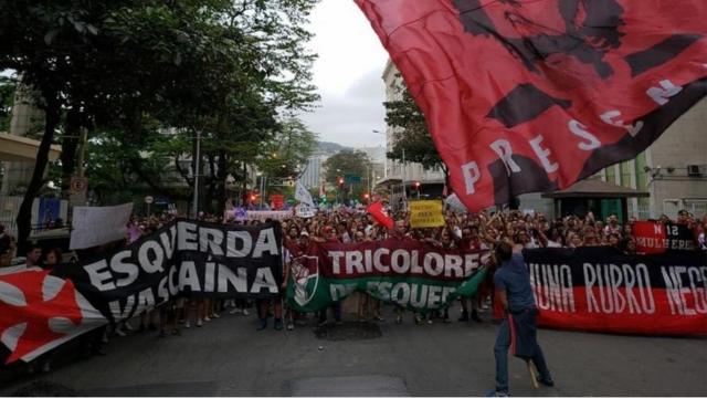 Torcidas reunidas em manifestação contra Bolsonaro