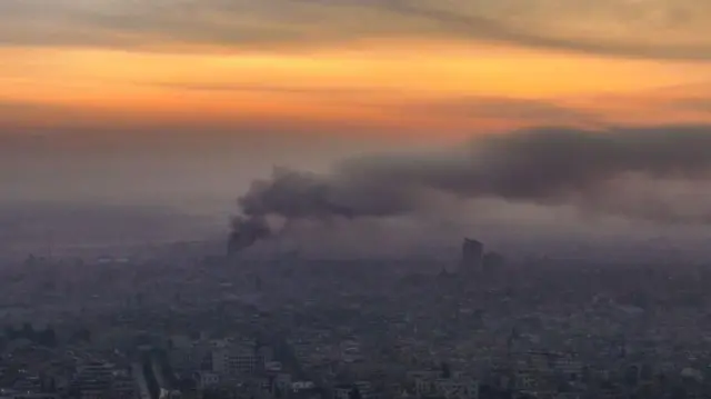 Foto aérea mostrando a fumaça após os ataques aéreoscasa de aposta sem depositoDamasco na manhãcasa de aposta sem deposito10casa de aposta sem depositodezembrocasa de aposta sem deposito2024