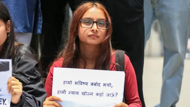 कक्षा १२ का नतिजाप्रति असन्तुष्ट विद्यार्थीहरूले आयोजना गरेको विरोधप्रदर्शनमा सहभागी दुई किशोरी