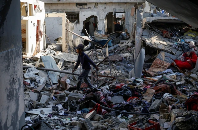 Warga Palestina di lokasi serangan Israel di Khan Younis di Jalur Gaza selatan, 18 Maret 2025.