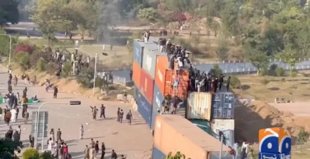 تصاویری در فضای مجازی منتشر شده است که معترضان را بالای کانتینرهای حمل‌ونقلی نشان می‌دهد که در مقابل پارلمان در میدان «چوک دی» روی هم چیده شده‌اند