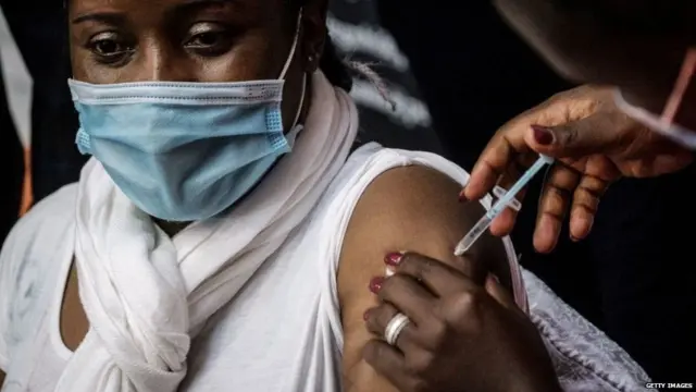 વૅક્સિનેશનની પ્રતીકાત્મક તસવીર