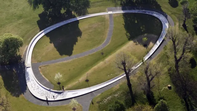 Это – официальный мемориал принцессы Дианы в лондонском Гайд-парке. Фонтан в 2004 году был открыт королевой Елизаветой II.