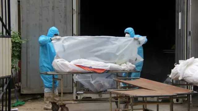 රෝහල්වල මෘත ශරීරාගාර ද පිරී ගොසිනි