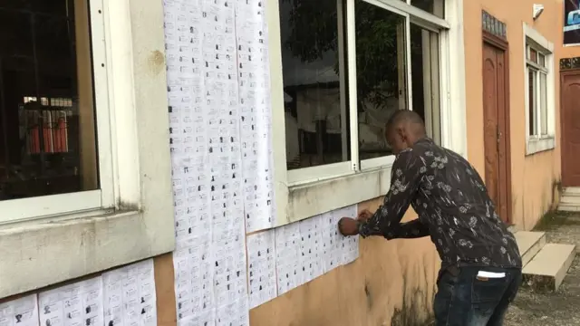 INEC officials dey paste di voters register