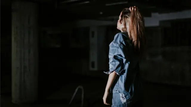 Mujer en un sitio oscuro