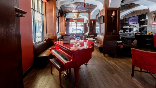 Бар с красным роялем