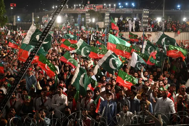 Taageereyaasha xisbiga PTI ee raysul wassaarihii hore Imran Khan