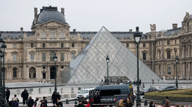 Abapolisi bari ku burinzi ku nzu ndangamurage ya Louvre nyuma y'amakuru y'ubujura, i Paris, mu Bufaransa, ku itariki ya 19 Ukwakira (10) mu mwaka wa 2025.