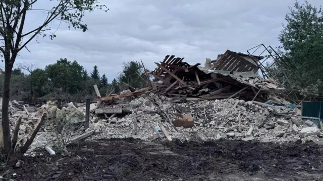 Те, що залишилося від приватного будинку, куди влучила ракета