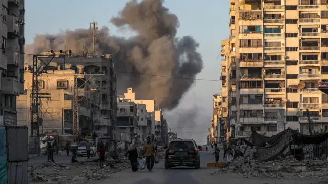 تصاعد الدخان عقب غارة جوية إسرائيلية على مدينة غزة