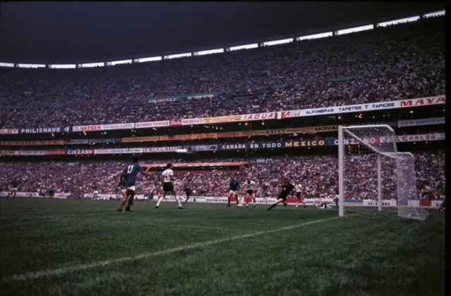 Italia y Alemania Federal disputan la semifinal de México 1970 en el Estadio Azteca