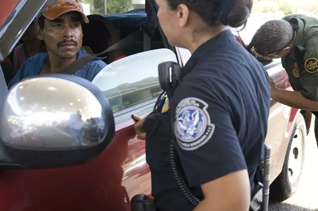 Agentes interrogam motorista no Texas