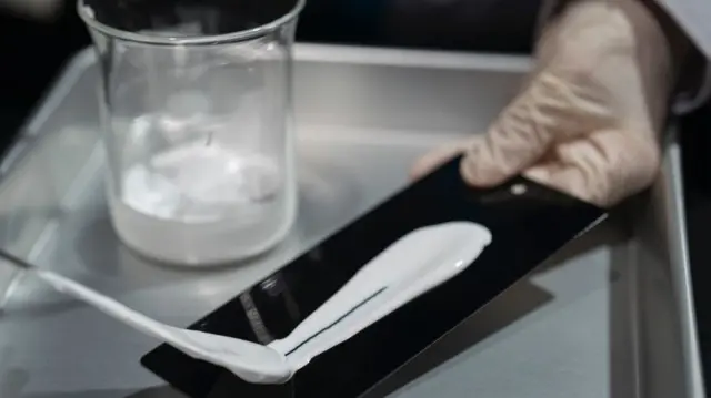 ضخامت رنگ جدید از رنگ‌های معمولی بیشتر است و استفاده گسترده از آن هنوز آسان نیست