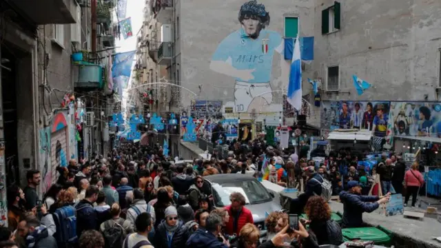 Lukisan mural di Quartieri Spagnoli ini menjadi tempat ziarah bagi para penggemar Diego Maradona setelah kematiannya pada 2020