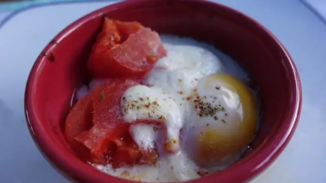 Aworan tinu ẹyin ati funfun rẹ ninu ike