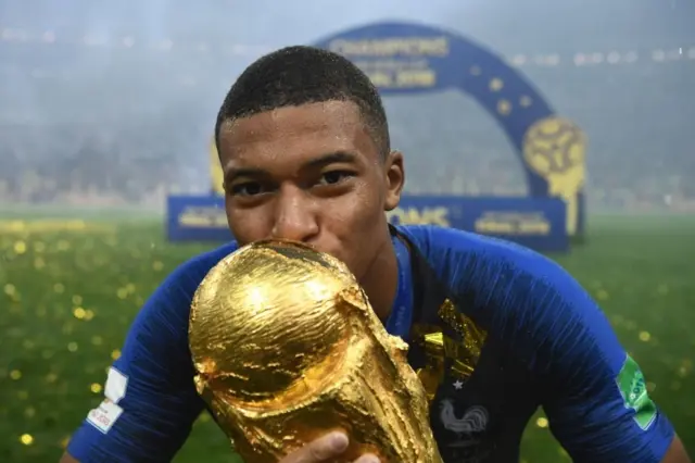Kylian Mbappé besa la Copa del Mundo