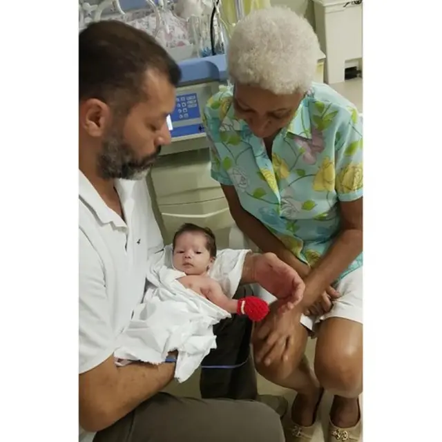 Marcos César acompanhado pela mãe Sirley e pela filha Mia Lunna, na UTI neonatal