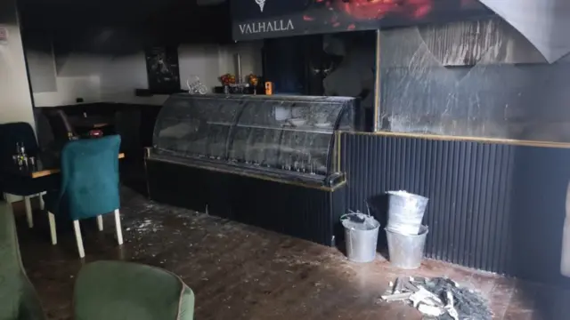 Unutrašnjost lokala posle napada