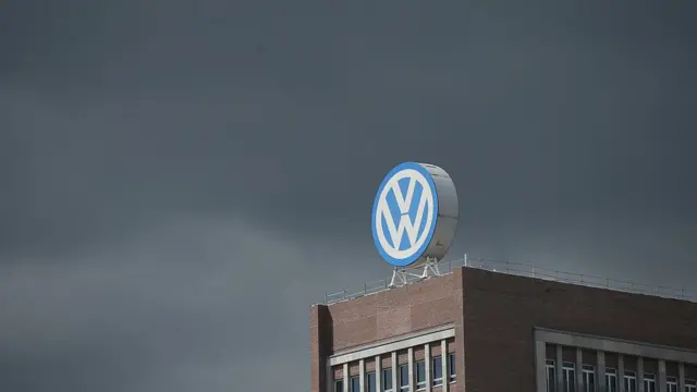 بلومبرگ از قول سفیر آمریکا در آلمان اعلام کرده بود فولکس‌واگن از ایران خارج می‌شود