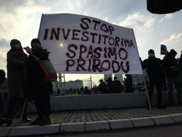Jedna od brojnih poruka demonstranata sa mosta Gazela u Beogradu