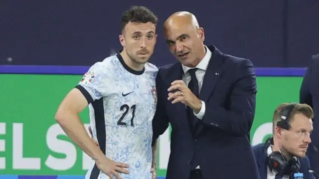 روبرتو مارتینس (راست)، سرمربی تیم ملی پرتغال، یکی از چهره‌هایی است که به دیوگو ژوتا ادای احترام کرده‌ است