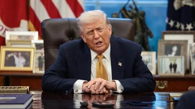 ह्वाइट हाउसस्थित कार्यकक्षमा डोनल्ड ट्रम्प 