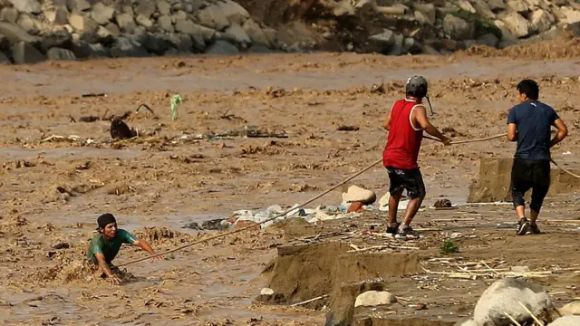 Joven cruzando el río Rimac en el distrito de Lima, Perú.