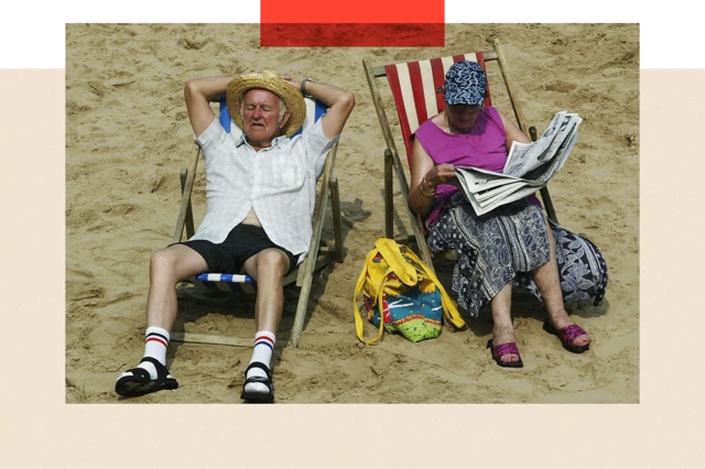 2003년 8월 6일 영국 블랙풀 해변에서 일광욕을 즐기는 부부의 모습