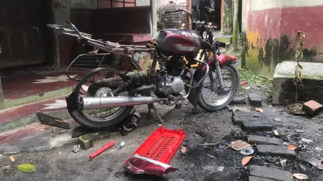 হামলায় পুড়িয়ে দেয়া একটি মোটরসাইকেল