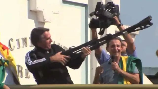 Durante a campanha presidencialcódigo promocional da 1xbet2018, Bolsonaro simulando arma com tripécódigo promocional da 1xbetcâmera